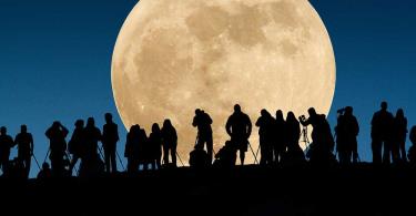 الإثنين 14 نوفمبر ظاهرة القمر الفائق... القمر البدر الأكبر منذ 68 سنة